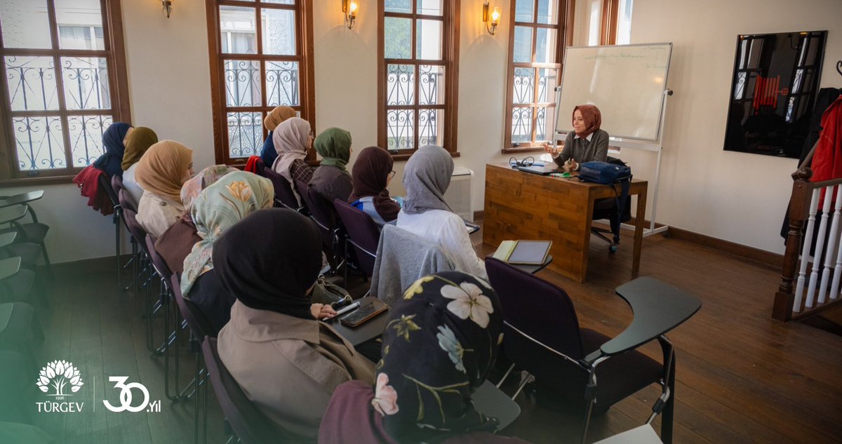 turgev's tweet photo. TÜRGEV Akademi Başladı 📚

GİF Safveti Paşa’da öğrencilerimizle bir araya gelerek gençlerimizin ihtisas alanları dışında akademik gelişimlerini destekleyen farklı alanlardaki eğitimlerimize başladık.

📚Akademik Yazım ve Sunum Yöntemleri 💬Mantık ve Eleştirel Düşünme 📖Tefsir 🧐Temel Felsefe ve Bilim Paradigmaları

Öğrencilerimizin bilgi birikimlerini güçlendiren, düşünme ve ifade becerilerini geliştiren eğitimlerle akademik yolculuklarına katkı sunuyoruz. 💚