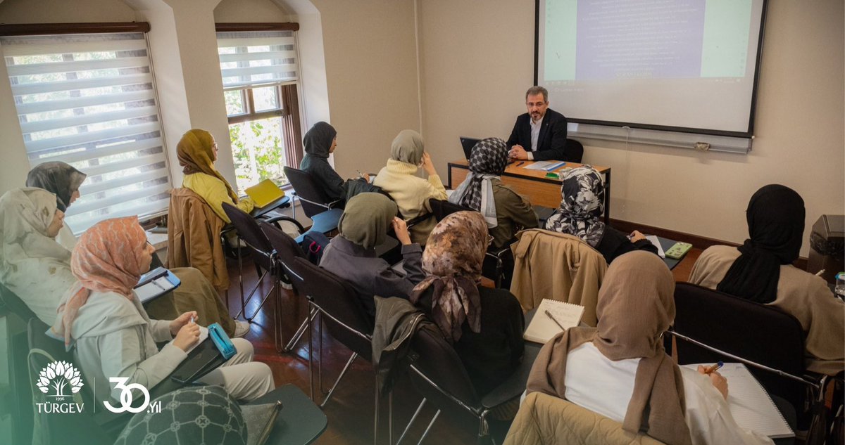 turgev's tweet photo. TÜRGEV Akademi Başladı 📚

GİF Safveti Paşa’da öğrencilerimizle bir araya gelerek gençlerimizin ihtisas alanları dışında akademik gelişimlerini destekleyen farklı alanlardaki eğitimlerimize başladık.

📚Akademik Yazım ve Sunum Yöntemleri 💬Mantık ve Eleştirel Düşünme 📖Tefsir 🧐Temel Felsefe ve Bilim Paradigmaları

Öğrencilerimizin bilgi birikimlerini güçlendiren, düşünme ve ifade becerilerini geliştiren eğitimlerle akademik yolculuklarına katkı sunuyoruz. 💚