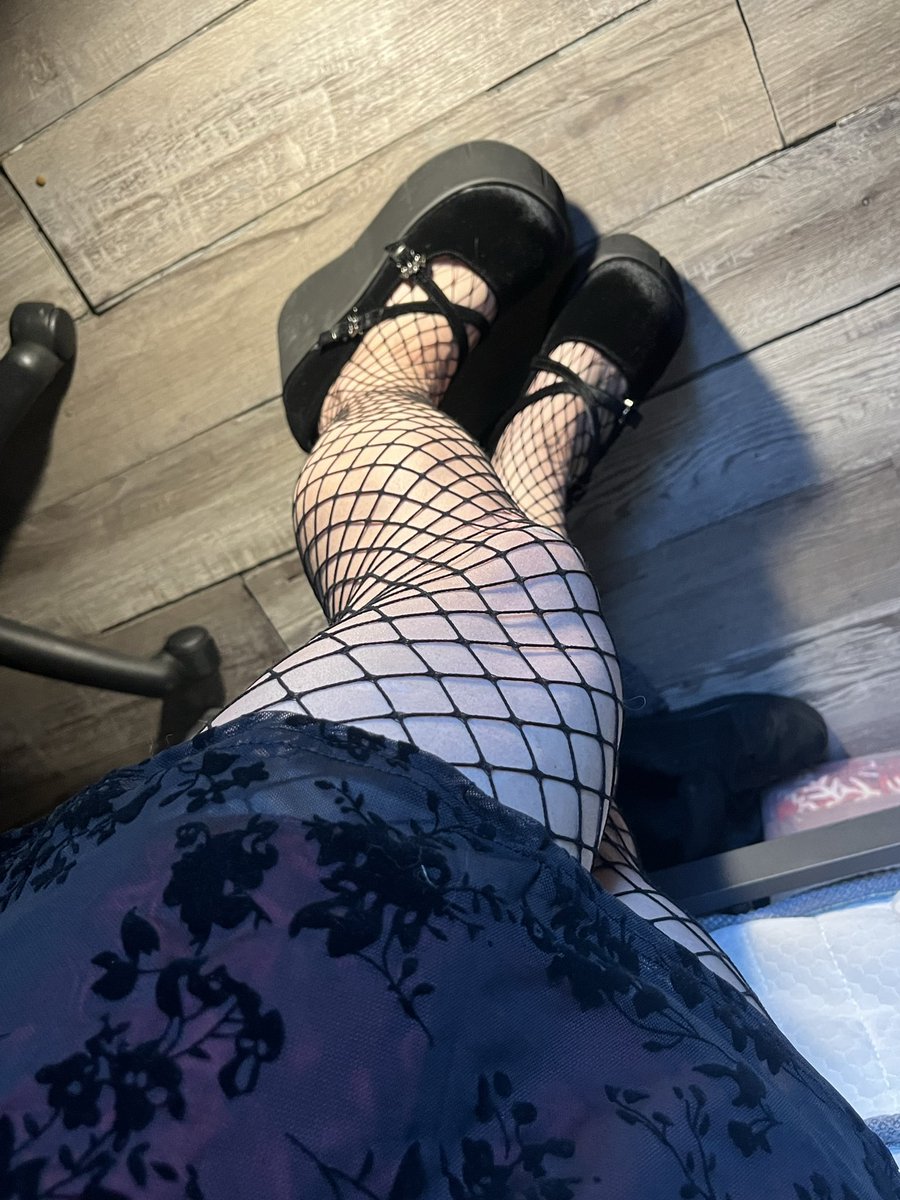 pierced_uvula's tweet photo. thank you daddy for my shoes 🥰🖤 https://t.co/dlC7jPVnur