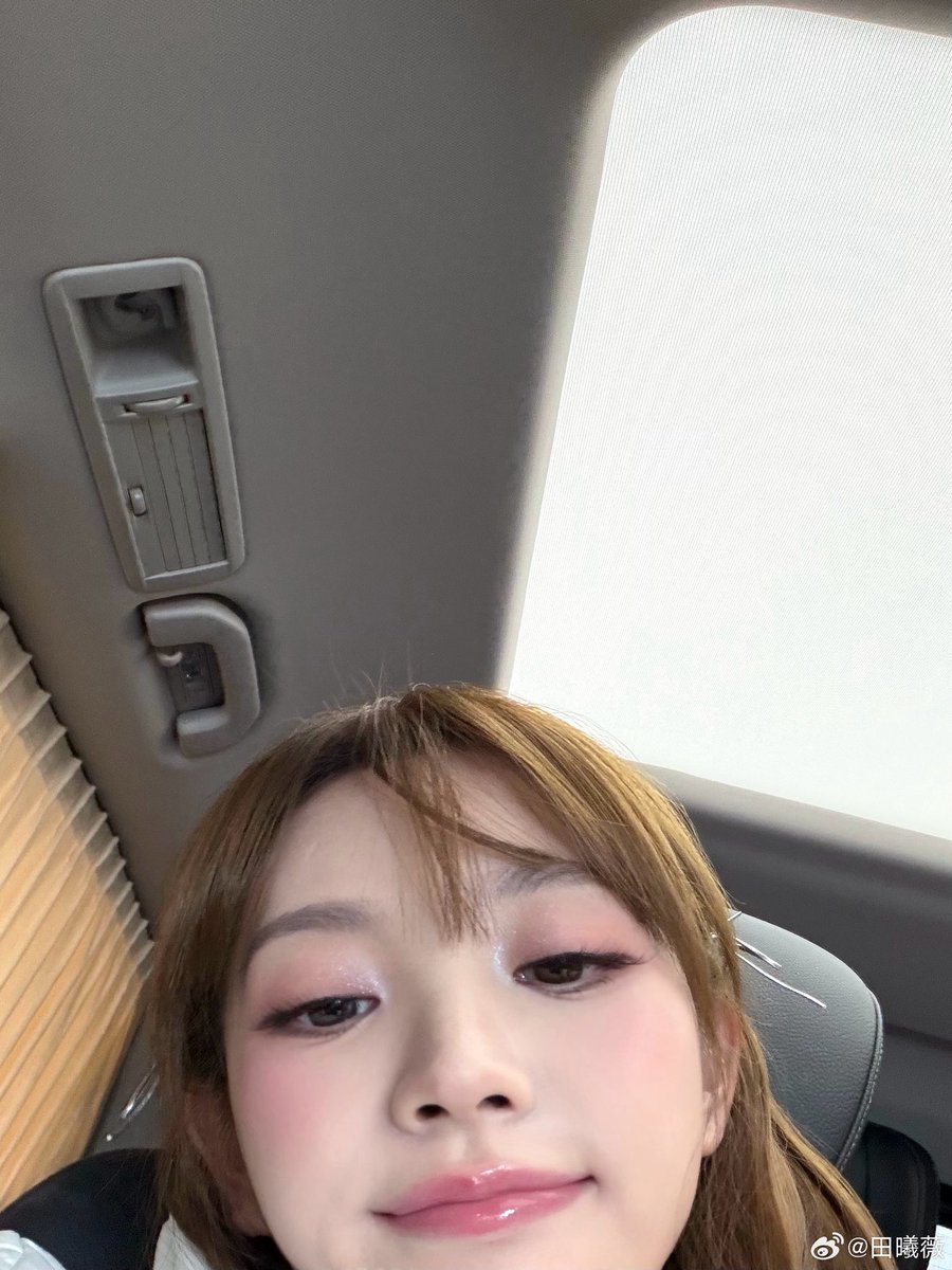xojoyaw_'s tweet photo. น้องเถียนอัพ wb พ้อมรูปเซลฟี่🐱
11:50 น. จัดมื้อเที่ยงไว้ให้พ้อมมม
11:55 น. ขึ้นไปนั่งขัดสมาธบนโซฟา
12:00 น. เปิดดูซีรีส์ 嫁金钗(ปลดหน้ากาก)
13:00 น. บอกเพื่อน ๆ ในช่องคอมเมนต์ลอยบนหน้าจอว่า “เจอกันพรุ่งนี้นะ”
อ๊า~ เป็นวันที่แสนสุขและเพอร์เฟคจริงจริ๊ง 🥰 https://t.co/fS77eq8R5H