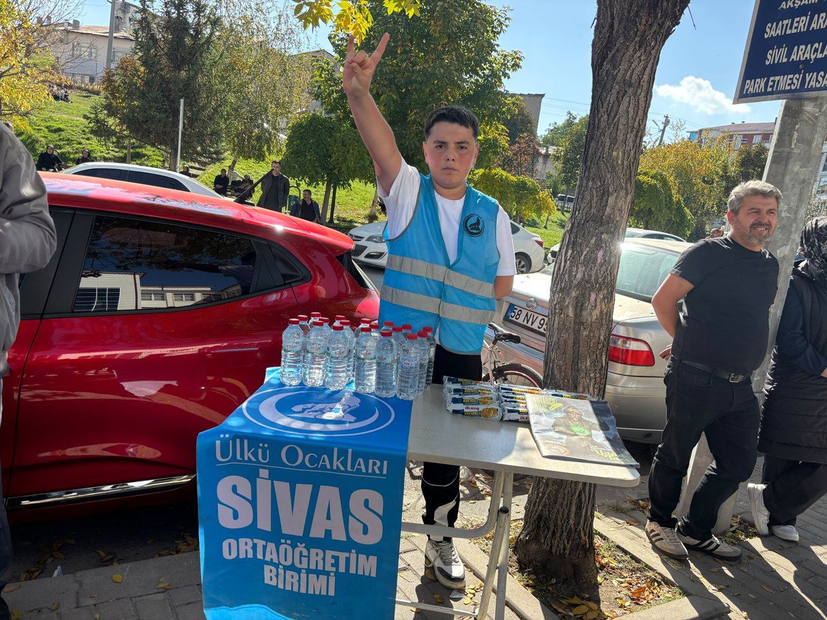 Sivasulkuooob58's tweet photo. Sivas Ülkü Ocakları Ortaöğretim Birimi olarak, Bugün Kpss sınavında, Sivas Kongre Anadolu Lisesi, Cumhuriyet Anadolu Lisesi Ve Selçuk Ortaokulu'nda Öğrencilerimize ve Velilerimize ikramlar da Bulunduk. 
Var Olsun Ülkü Ocakları 🇹🇷
Var Olsun  Ortaöğretim Teşkilatı🇹🇷
@ayyildirim1 https://t.co/6pxS4i5Ekk