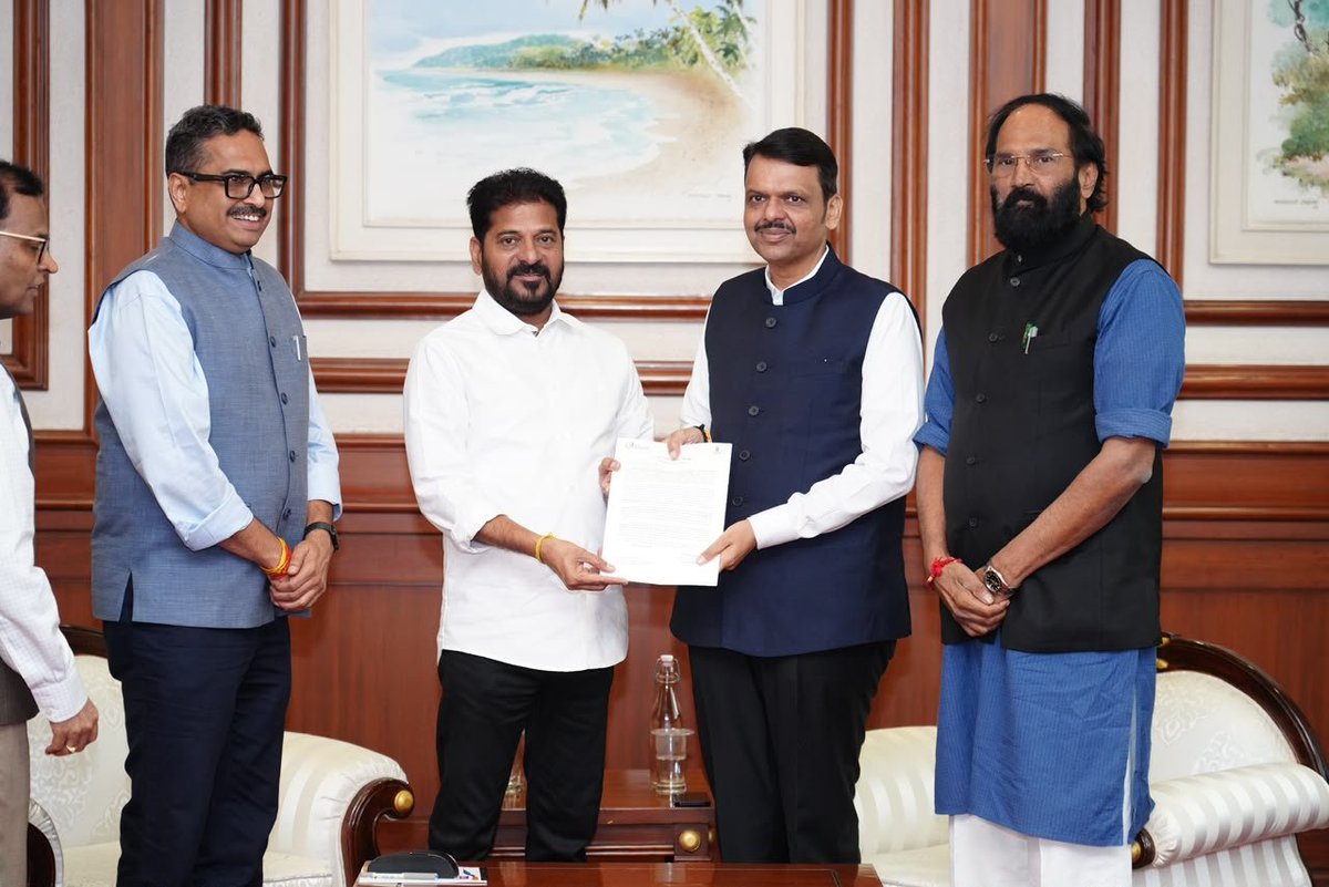 Congress4TS's tweet photo. Telangana CM Revanth Reddy Meets Maharashtra CM Devendra Fadnavis in Mumbai

ముంబైలోని సహ్యాద్రి స్టేట్ గెస్ట్ హౌస్‌లో మహారాష్ట్ర ముఖ్యమంత్రి దేవేంద్ర ఫడ్నవీస్‌తో భేటీ అయిన సీఎం రేవంత్ రెడ్డి నేతృత్వంలోని తెలంగాణ‌ బృందం. 

#RevanthReddy #Telangana https://t.co/RH0bae9R13