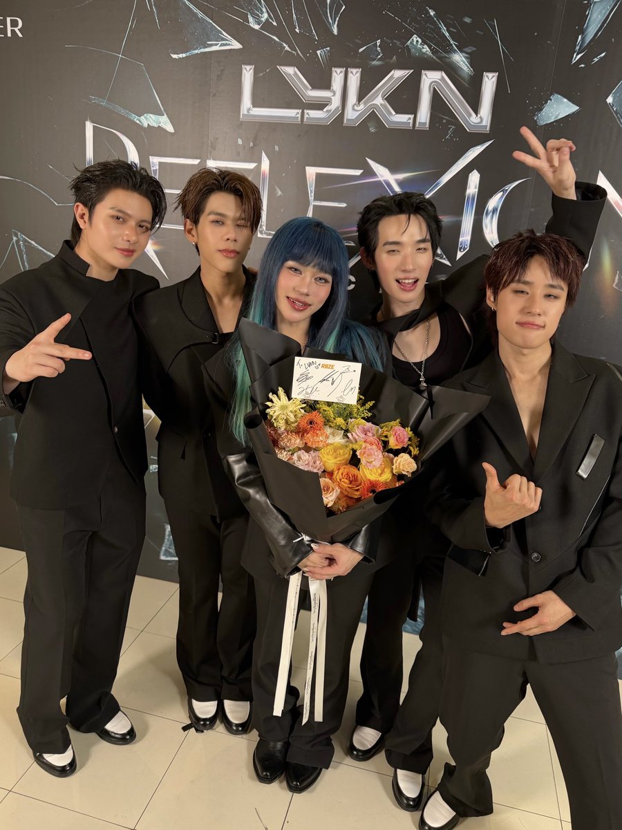LYKNofficial's tweet photo. ขอบคุณเพื่อนข้าวสำหรับช่อดอกไม้นะครับ! 🫶🏻
A big thank you to RIIZE for the beautiful flowers and warm congratulations! 💐🧡
@RIIZE_official 

#LYKNReflexionConcert
#RIIZE
#LYKN
#RISERMUSIC https://t.co/YzOAqA0GKD