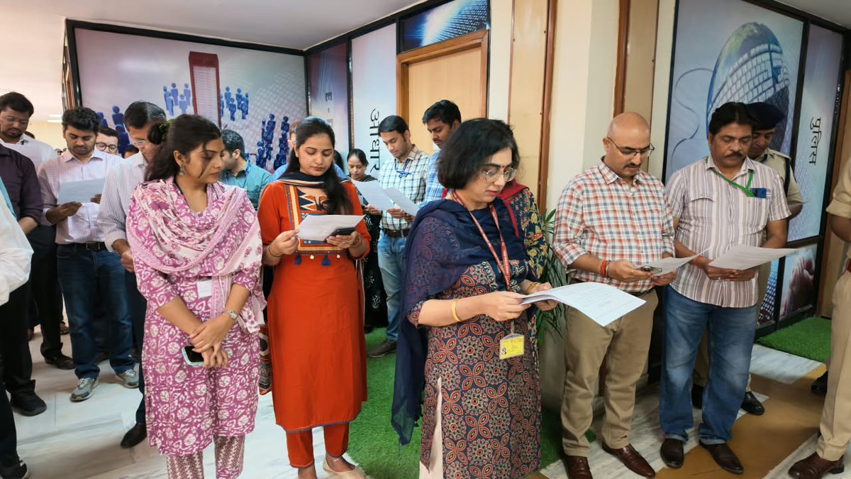 GoI_MeitY's tweet photo. Prior to the pledge, Shri Krishan Kumar Singh, Joint Secretary &amp; Chief Vigilance Officer (CVO), MeitY, addressed the gathering and highlighted the importance of integrity, transparency and ethical conduct in public service. https://t.co/in2d0cqPaN