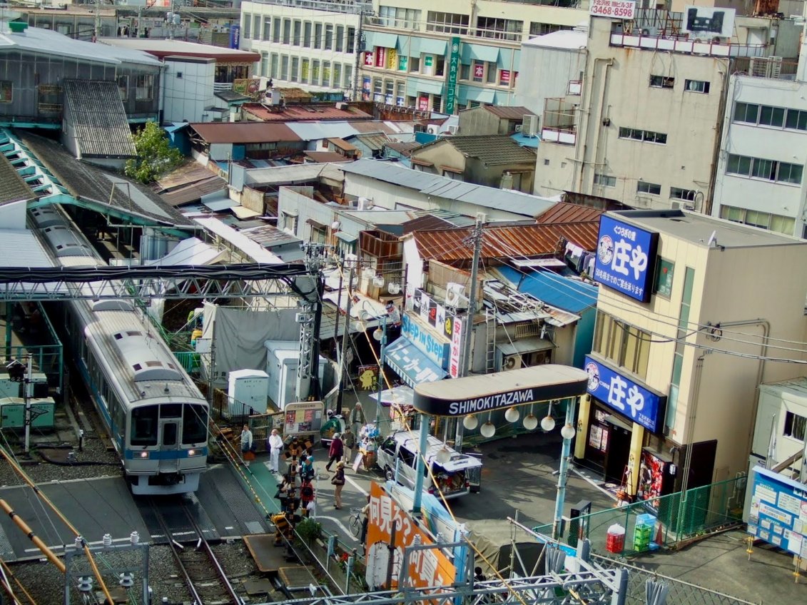 odakyu_pr's tweet photo. #小田急懐かし写真📸
地上時代の #下北沢駅🚉第2弾

写真は当時の駅前や踏切の様子。
今は見られない商業施設も写る懐かしい街並みです✨

最後の写真は地下化前夜の光景🚉
多くの方が最後の地上ホームの姿を見届けようと集まりました。

みなさんにとって思い出の店舗や、よく立ち寄っていたお店はありますか？