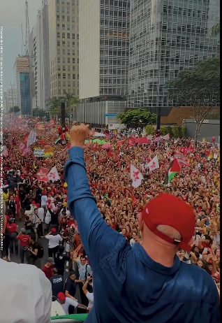 UGirovago77000's tweet photo. Nel giro di poche ore gli studenti in Serbia e la vittoria di Lula ci dicono che il peggio è passato.
Le nuove generazioni e parlare ai poveri hanno fatto la differenza.
La sinistra in In Italia ne faccia tesoro.
Ora tocca a noi cambiare il nostro paese! https://t.co/9nf19odxnh