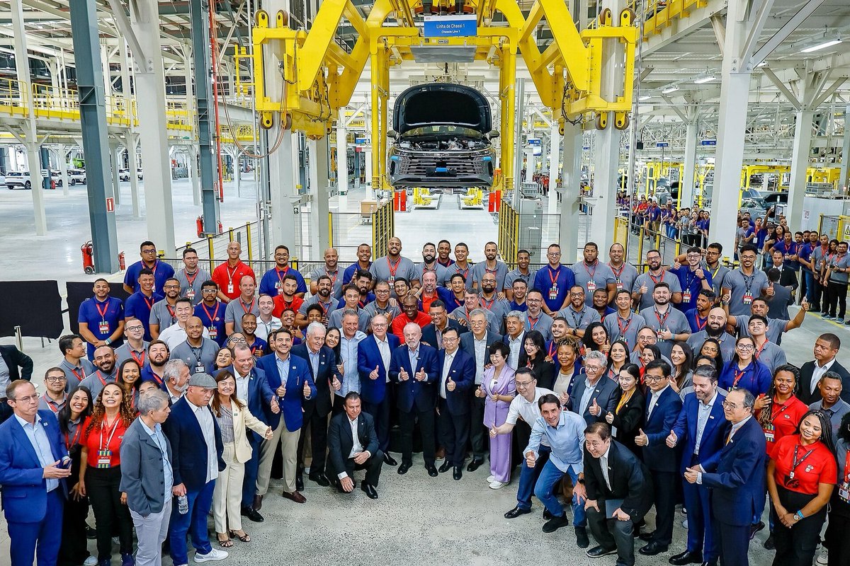 thinkercar's tweet photo. BYD's Camaçari plant in Brazil is locking in a 600,000-unit annual capacity target.
Here’s the breakdown from BYD Brazil SVP Alexandre Baldy:
• Current monthly new orders hit ~30,000 units, exceeding current output
• Plans to ramp up to 25,000 units/month by year-end
• By 2027, localization rate will exceed 50%, kicking off exports across LATAM
#BYD #Brazil