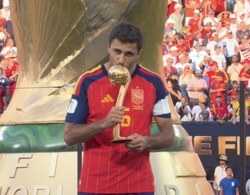 HereHeIsAgain's tweet photo. It doesn't matter who wins the Ballon d'or, this 👇 will forever remain the biggest robbery in history of Football ⚽ https://t.co/YquyoYQAXg
