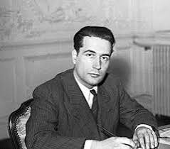 AugusteBardamu's tweet photo. Le président socialiste célébré pour avoir aboli la peine de mort en France a envoyé 45 condamnés à la guillotine lorsqu'il était ministre de la Justice.

Dans l'histoire politique française, François Mitterrand est le père de la victoire historique de mai 1981.

Il reste associé à l'une des plus grandes lois morales de la Cinquième République : la fin définitive des exécutions capitales, portée avec Robert Badinter à l'automne 1981.

Mais 25 ans avant d'ériger l'abolition en grand principe républicain, le même homme a fait fonctionner la guillotine à une cadence implacable.

En janvier 1956, le gouvernement de Front républicain dirigé par le socialiste Guy Mollet arrive au pouvoir. François Mitterrand est nommé garde des Sceaux, ministre de la Justice.

La guerre d'Algérie fait rage. Les tribunaux militaires prononcent des dizaines de condamnations à mort contre les militants indépendantistes du FLN.

En tant que ministre de la Justice, Mitterrand occupe le poste clé au sein du Conseil supérieur de la magistrature. C'est lui qui instruit chaque dossier de recours en grâce avant la décision finale du président René Coty.

Entre février 1956 et mai 1957, en seulement seize mois d'exercice, 45 nationalistes algériens sont décapités dans les cours des prisons d'Alger, d'Oran et de Constantine.

Ces faits sont documentés par les archives officielles du Conseil supérieur de la magistrature, étudiées notamment par les historiens Benjamin Stora et Sylvie Thénault.

Les procès-verbaux des séances révèlent l'inflexibilité du garde des Sceaux. Sur l'ensemble des dossiers de condamnés à mort algériens examinés sous son mandat, François Mitterrand rejette le recours en grâce dans plus de 80% des cas et donne un avis favorable à l'exécution.

La première exécution politique de la guerre a lieu sous son autorité le 19 juin 1956 à la prison Barberousse d'Alger.

Ce matin-là, Ahmed Zabana, trente ans, et Abdelkader Ferradj, 35 ans, marchent vers l'échafaud.

Pour Zabana, la guillotine s'enraye et se bloque à deux reprises avant de le tuer à la troisième tentative.

Quelques mois plus tard, le 11 février 1957, Mitterrand valide une autre exécution symbolique : celle de Fernand Iveton, le seul Européen d'Algérie guillotiné pendant le conflit.

Cet ouvrier communiste avait déposé une bombe dans son usine à gaz, réglée pour exploser après le départ du personnel. L'engin avait été désamorcé à temps et n'avait fait ni mort ni blessé.

Malgré l'absence totale de victimes et les appels à la clémence, le ministre de la Justice refuse la grâce pour faire un exemple politique et apaiser les partisans de l'Algérie française.

L'homme d'État célébré par la gauche pour avoir aboli la peine de mort en temps de paix a auparavant utilisé la guillotine comme un instrument d'autorité coloniale, envoyant à l'échafaud des dizaines d'hommes par pur calcul politique.