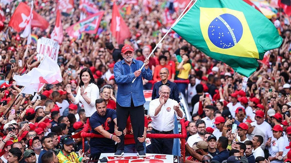 m_tere_perez's tweet photo. Inmensa alegría por la victoria de Lula, enhorabuena al pueblo brasileño! A por el 4° mandato de un Presidente obrero, primera vez que un candidato remonta tras una difícil primera vuelta. La clase trabajadora ha derrotado al bolsonarismo trumpista y son ejemplos para muchos! 👏🇧🇷