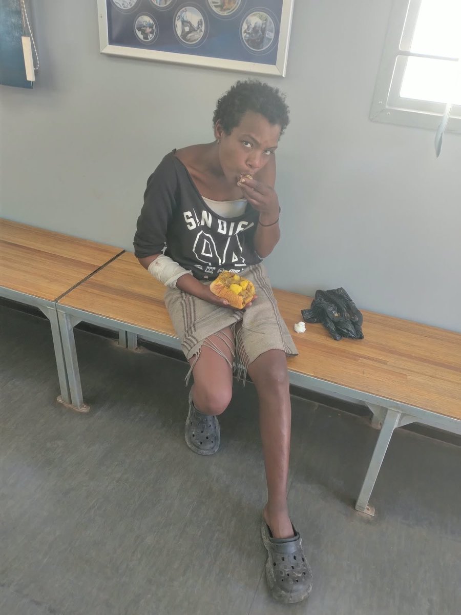 CrimeWatch_RSA's tweet photo. #RT [MISSING] Pictured is an unidentified female, estimated age 20–25 years. She does not know her name or address. She appears disoriented. Members of the public who recognise her are requested to contact Constable Mathibe on 072 112 4891. Any information that may assist in establishing her identity and reuniting her with her family will be greatly appreciated.