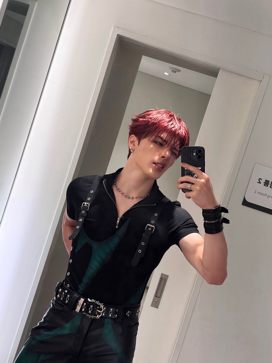 takimyfallen's tweet photo. Pups in the mirror (one with a meliodas cosplay) 🎃 🐶
#LunéSelcaDay #LunéJidoriDay
#and_TEAM #MAKI
@andTEAM_members https://t.co/rnJXrISMBq