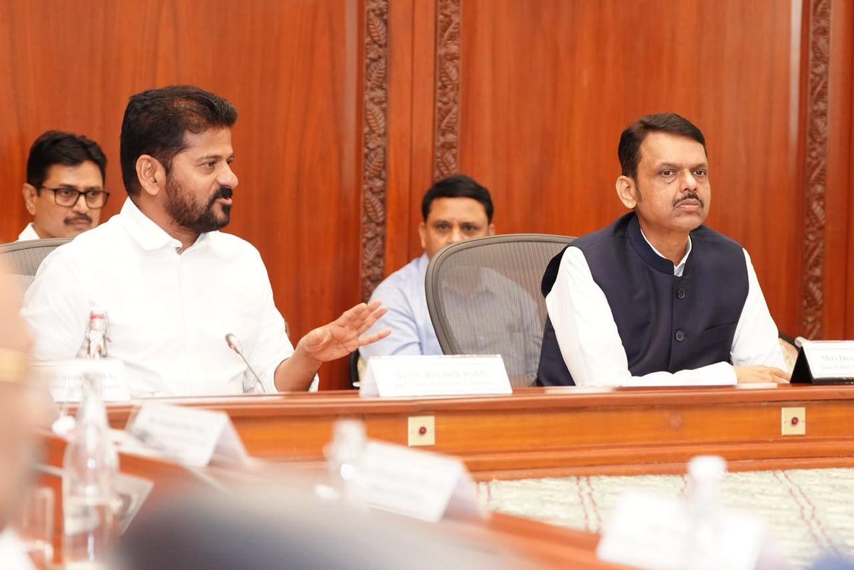Congress4TS's tweet photo. Telangana CM Revanth Reddy Holds Key Talks with Maharashtra CM Devendra Fadnavis on Tummidihatti Project

ముంబైలోని సహ్యాద్రి స్టేట్ గెస్ట్ హౌస్‌లో మహారాష్ట్ర ముఖ్యమంత్రి దేవేంద్ర ఫడ్నవీస్‌తో సీఎం రేవంత్ రెడ్డి నేతృత్వంలోని తెలంగాణ‌ బృందం భేటీ.

తుమ్మిడిహట్టి ప్రాజెక్టుపై కీలక చర్చలు. 

ఈ సమావేశంలో  రాష్ట్ర నీటిపారుద‌ల శాఖ మంత్రి ఉత్త‌మ్ కుమార్ రెడ్డి  తో పాటు రెండు రాష్ట్రాల సీఎస్ లు, ఇరిగేషన్ శాఖ ఉన్నతాధికారులు.