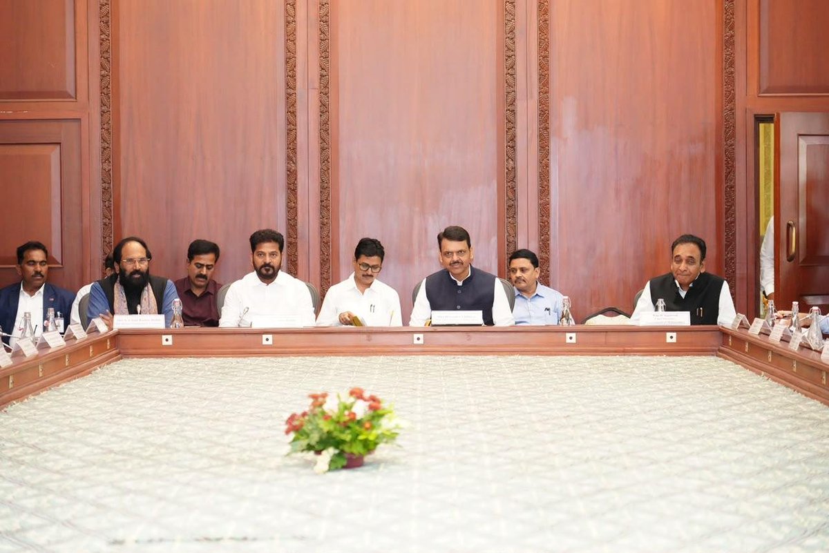 Congress4TS's tweet photo. Telangana CM Revanth Reddy Holds Key Talks with Maharashtra CM Devendra Fadnavis on Tummidihatti Project

ముంబైలోని సహ్యాద్రి స్టేట్ గెస్ట్ హౌస్‌లో మహారాష్ట్ర ముఖ్యమంత్రి దేవేంద్ర ఫడ్నవీస్‌తో సీఎం రేవంత్ రెడ్డి నేతృత్వంలోని తెలంగాణ‌ బృందం భేటీ.

తుమ్మిడిహట్టి ప్రాజెక్టుపై కీలక చర్చలు. 

ఈ సమావేశంలో  రాష్ట్ర నీటిపారుద‌ల శాఖ మంత్రి ఉత్త‌మ్ కుమార్ రెడ్డి  తో పాటు రెండు రాష్ట్రాల సీఎస్ లు, ఇరిగేషన్ శాఖ ఉన్నతాధికారులు.