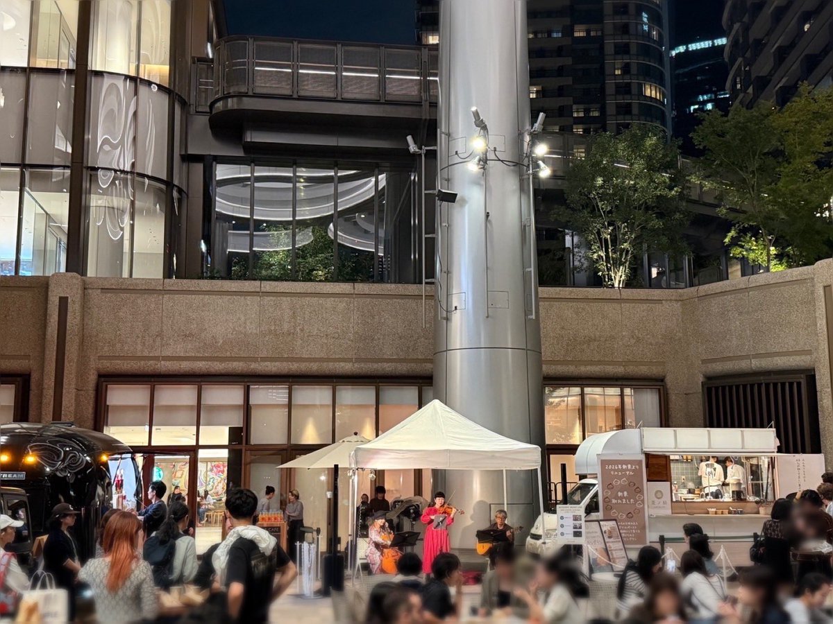 yuki_etoh's tweet photo. 10.25. 江藤有希トリオ at 麻布台ヒルズ「やきいも広場」

おかげさまで昼間も夜も無事に演奏でき、感謝です🍠

屋外なので演奏は雨天中止の予定でした。
朝からスタッフの皆さまが屋根のある場所にステージを移動してくださって、演奏できることに。
おいもや栗のスイーツの香りに包まれ、たくさんの方に聴いていただきました。

チェロ橋本歩さん、ギター笹子重治さんとのライブ100回目をここで迎えることができたのも本当に幸せ。
皆さま、ありがとうございました！！

焼き芋もモンブランも絶品でした🍠🌰