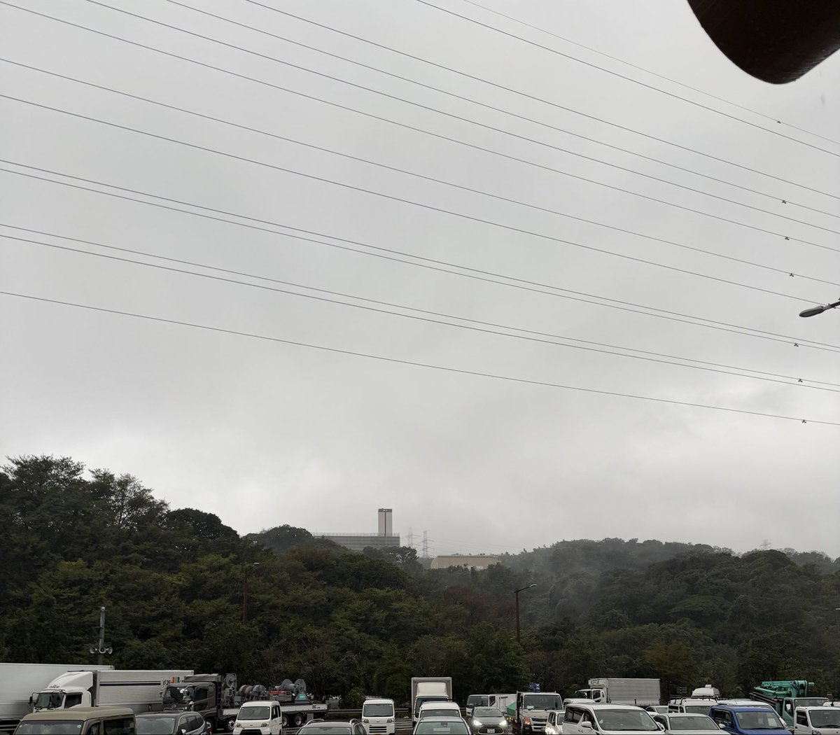 WAig0UEaWIql5MM's tweet photo. ひどい雨☂️さすがに観音崎までは行きません。横須賀PA下りで長居。お昼、ここは鯨メニューが美味しいですが本日はレバニラ定食。車内でコーヒー、読書などしながら独り作戦会議しとりました。ここはぷらっとパークはないので高速の外には出られませんがまぁよきです。これもミニミニ旅行です。 https://t.co/VPsLQvuGCw