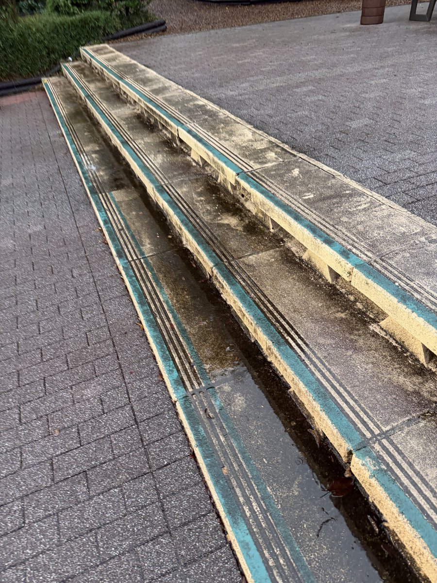 WAig0UEaWIql5MM's tweet photo. ひどい雨☂️さすがに観音崎までは行きません。横須賀PA下りで長居。お昼、ここは鯨メニューが美味しいですが本日はレバニラ定食。車内でコーヒー、読書などしながら独り作戦会議しとりました。ここはぷらっとパークはないので高速の外には出られませんがまぁよきです。これもミニミニ旅行です。 https://t.co/VPsLQvuGCw