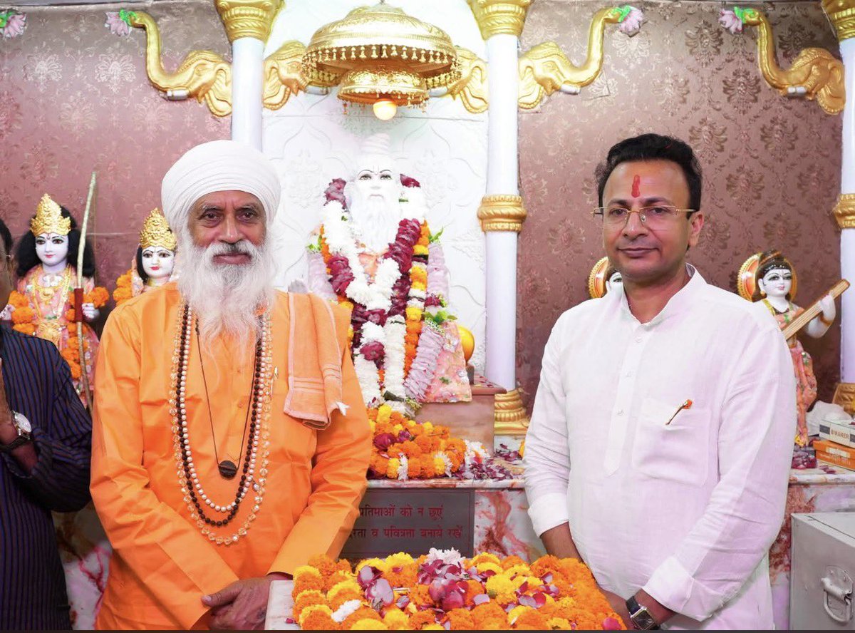 visshnumittal's tweet photo. भगवान महर्षि वाल्मीकि जी के प्रकटोत्सव के पावन अवसर पर मंदिर मार्ग स्थित ऐतिहासिक वाल्मीकि मंदिर में दर्शन एवं पूजन का सौभाग्य प्राप्त हुआ।

इस अवसर पर दिल्ली की लोकप्रिय मुख्यमंत्री श्रीमती रेखा गुप्ता जी एवं दिल्ली सरकार में कैबिनेट मंत्री श्री रविंद्र इन्द्राज जी की गरिमामयी उपस्थिति रही।

आदिकवि महर्षि वाल्मीकि जी का जीवन, उनके आदर्श एवं उनकी अमर रचना रामायण हमें सत्य, धर्म, समानता और मानवता के मार्ग पर चलने की प्रेरणा देती है। उनके विचार और शिक्षाएँ सदैव समाज को नई दिशा प्रदान करते रहेंगे।

महर्षि वाल्मीकि जी के प्रकटोत्सव की हार्दिक शुभकामनाएँ!

जय महर्षि वाल्मीकि जी! 🙏

#महर्षि_वाल्मीकि_प्रकटोत्सव
