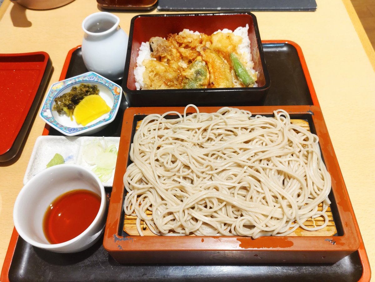 Charlie_H_I's tweet photo. ランチの思い出🍴都庁に用事があったので、地下のレストラン街のお蕎麦屋さんでごはん😆
そば＆天ぷら重セット🎶麻布永坂 更科本店
#西新宿 #蕎麦屋 #ランチ https://t.co/xc4Uo34adu