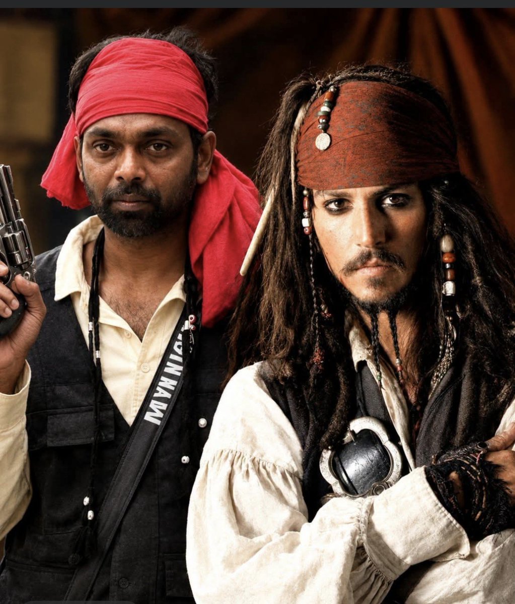 SmartOn12625271's tweet photo. #PiratesOfTheCaribbean ஹீரோ #JackSparrow கேரக்டரை எடுத்து இந்த வாரம் மனுஷன் பின்னிட்டாரு! 🔥👌 அவருடைய போன வாரத்தின்  இந்திரன் சந்திரன் கேரக்டர் பற்றி எழுத வேண்டும் என்று இருந்தேன். எப்படியோ மிஸ் ஆகிவிட்டது. ஆனால் இந்த வாரம் உடல் அசைவுகள் முதற்கொண்டு பேசும் விதம், டிரெஸ்ஸிங் வரை (அங்கு இருந்ததை வைத்து) அப்படியே கொண்டு வந்து அசத்திவிட்டார் என்றே சொல்ல வேண்டும் அதுவும் vinoth babu வின் வாய்ஸ் #டப்பிங்கிற்கு  மிக நன்றாக இருக்கும் அதுவும் ஆங்கில படங்கள் என்றால் மிக பொருத்தம் என்றே சொல்ல வேண்டும் இயக்குனர்கள் பயன்படுத்தி கொள்ள வேண்டும் அவர் திறமையை 👌 

எப்போதோ பார்த்த ஒரு படத்தின் கேரக்டரை நினைவில் வைத்துக்கொண்டு, அதில் இருக்கும் சின்னச் சின்ன அசைவுகளையும், பேசும் விதத்தையும் கவனித்து, அதே மாதிரி இமிடேட் செய்வதெல்லாம் சாதாரண விஷயம் கிடையாது. அதிலும் Jack Sparrow மாதிரியான ஒரு தனித்துவமான கேரக்டரை உள்வாங்கி வெளிப்படுத்துவது வேற லெவல்! 👏👏

அதைச் சரியாகக் கவனித்து, அவருக்கு வாராவாரம் கிரெடிட் கொடுப்பதில் VJS தவறுவதில்லை. 👌

#PiratesOfTheCaribbean பார்க்காதவர்கள் கண்டிப்பாகப் பார்த்துவிடுங்கள்! 🏴‍☠️

உலகத்திலேயே வித்தியாசமான ஒரு கடற்கொள்ளையனைப் பார்த்த அனுபவம் கிடைக்கும் அவரை விட்டு உங்கள் மனசு வேறு எங்கும் செல்லாது . #CaptainJackSparrow (Johnny Depp!) ஒரு சாதாரண ஹீரோ கிடையாது. வழக்கமான ஹீரோக்களைப் போல எப்போதும் சீரியஸாக இருக்க மாட்டார். கிண்டல், நகைச்சுவை, குழப்பமான பேச்சு எனத் தனக்கே உரிய ஸ்டைலில் வலம் வருவார்.

🧠 பல நேரங்களில் சண்டையை விடத் தன்னுடைய புத்திசாலித்தனத்தால் தப்பிப்பார்.

😏 எல்லாமே முடிந்துவிட்டது என்று நினைக்கும் நேரத்திலும், ஏதாவது ஒரு வழியைக் கண்டுபிடித்துவிடுவார்.

🏴‍☠️ யாருடைய கட்டுப்பாட்டிலும் இல்லாமல் சுதந்திரமாக வாழ்வதுதான் அவருடைய விருப்பம். அவருடைய கப்பலான Black Pearl அவருக்கு மிகவும் முக்கியமானது.

அப்படி ஒரு தனித்துவமான கேரக்டரைத் திரையில் பார்த்து ரசிப்பது ஒரு அனுபவம் என்றால், அதை அப்படியே உள்வாங்கி நம்முன் கொண்டு வந்து நிறுத்துவது இன்னொரு அனுபவம்!

இந்த வாரம் Vinoth Babu — உண்மையிலேயே பின்னிட்டாரு! 🔥👏

#BiggBossTamil10 #VinothBabu #CaptainJackSparrow #vijaytelivision #vijaytv Vijay Sethupathi #vjs #bigbossreview #ttfvasan #jason