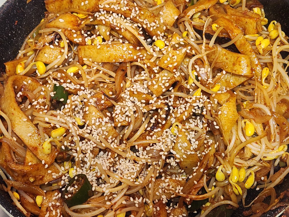bobjwer's tweet photo. 두부강된장 끼려서 쌈밥고 먹고 카펠리니에 트러플오일고 뿌려먹고....
오뎅볶음도햇는데 오뎅볶음에 콩나물넣는거 정말 강.추 이거넣고 볶음밥해먹어도맛잇음
버섯카라멜라이징양파어쩌구치즈 샌드위치?뭐그런것도
거의매일 개밥st로먹어서 사진잘은안찍어놧는데 암튼 정말잘먹고다님 https://t.co/ojl1upKsmz
