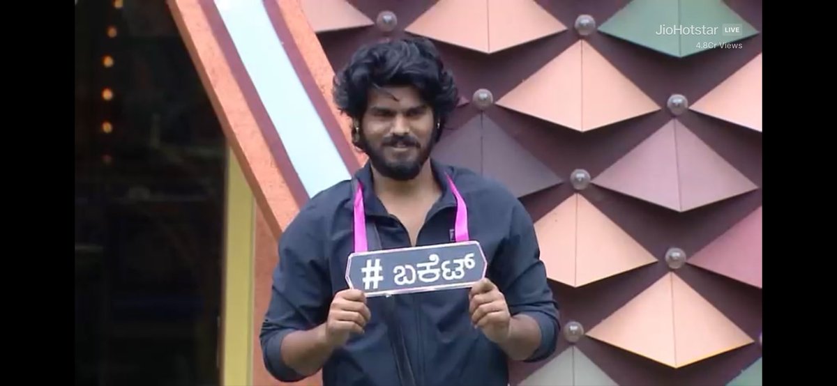 Notapaidfan's tweet photo. Manaushya swalpa Buddi Kammi But Olleywanu 😄 Bangaradnatha Manusha 
#BBK13 https://t.co/Xdkd2LZewX