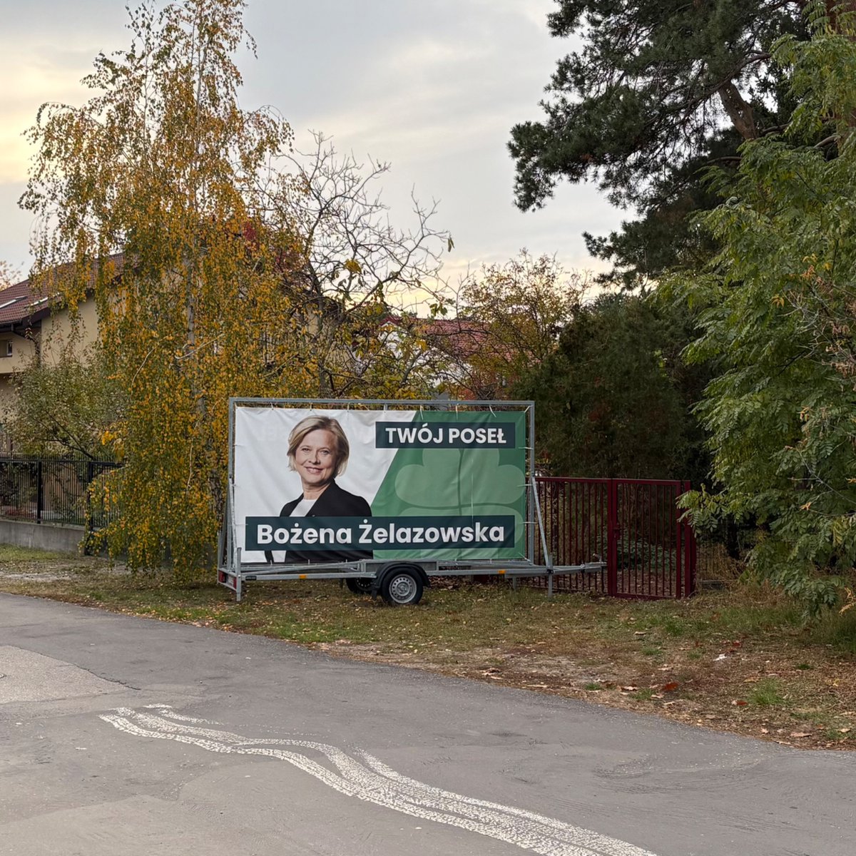 P1aMr's tweet photo. @ratujzycie_pl_ Ta reklama stoi tu:
https://t.co/Ppc0ff9Tg7
Może warto poinformować wyborców, jak głosuje pani poseł w sprawie ochrony najmłodszych dzieci? https://t.co/FGQ8CUAbfR