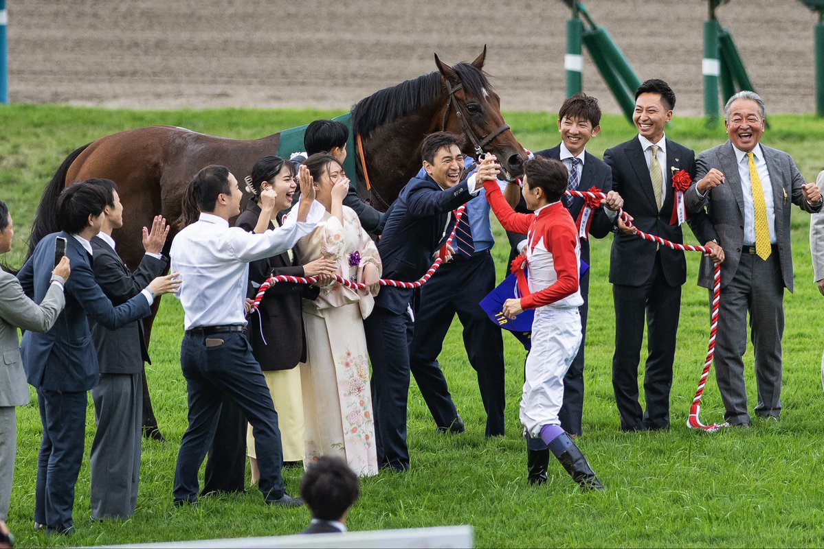 fieldracing's tweet photo. ゴーイントゥスカイとともに、学生の頃から夢だった菊花賞を勝つことができました。

ゴールを駆け抜けた瞬間は頭が真っ白でしたが、優勝とわかった瞬間に、これまでお世話になった皆様の顔が浮かび、胸がいっぱいになりました。
今もまだ夢の中にいるようで、喜びをかみしめています。

ここまで導いてくださった関係者の皆様、そしていつも温かい声援を送ってくださったファンの皆様に、心より感謝申し上げます。

この大きな夢をかなえることができました。
これからも多くの方から愛される馬主を目指して次なる夢に邁進したいと思います。

#ゴーイントゥスカイ
#菊花賞
#武豊
#上原厩舎
#フィールドレーシング