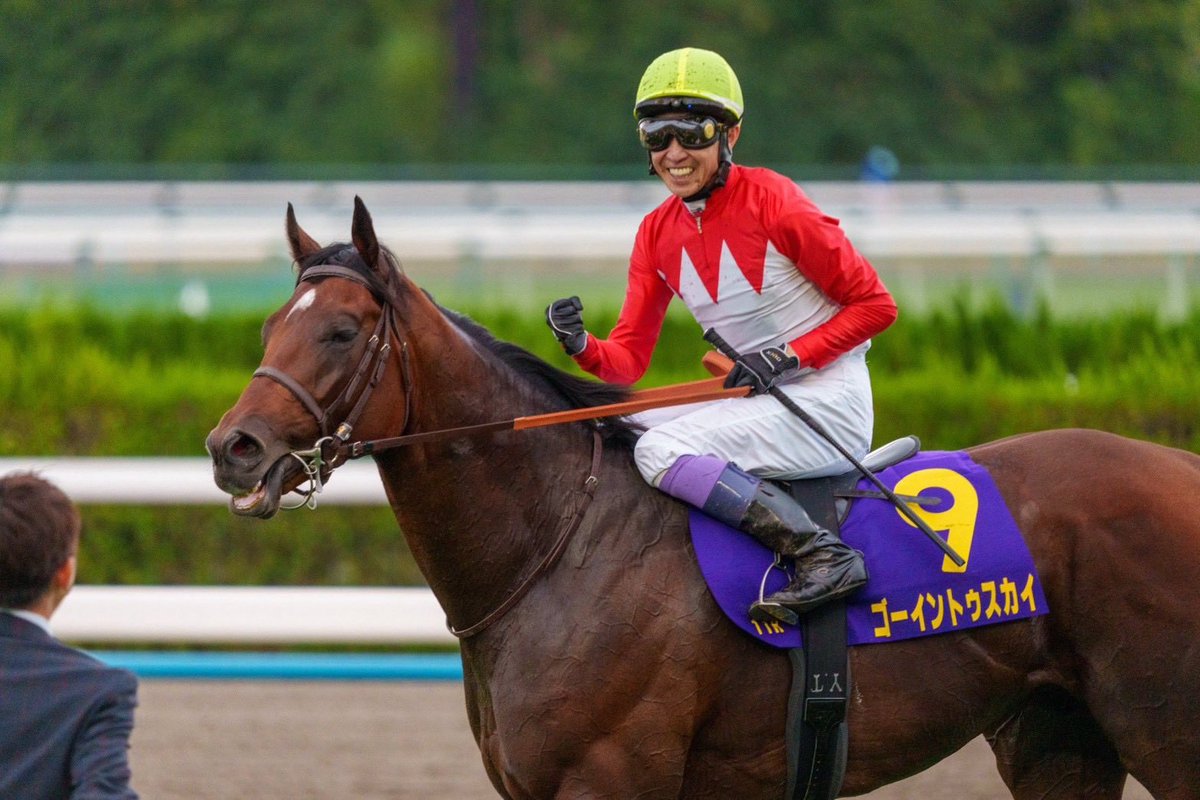 fieldracing's tweet photo. ゴーイントゥスカイとともに、学生の頃から夢だった菊花賞を勝つことができました。

ゴールを駆け抜けた瞬間は頭が真っ白でしたが、優勝とわかった瞬間に、これまでお世話になった皆様の顔が浮かび、胸がいっぱいになりました。
今もまだ夢の中にいるようで、喜びをかみしめています。

ここまで導いてくださった関係者の皆様、そしていつも温かい声援を送ってくださったファンの皆様に、心より感謝申し上げます。

この大きな夢をかなえることができました。
これからも多くの方から愛される馬主を目指して次なる夢に邁進したいと思います。

#ゴーイントゥスカイ
#菊花賞
#武豊
#上原厩舎
#フィールドレーシング