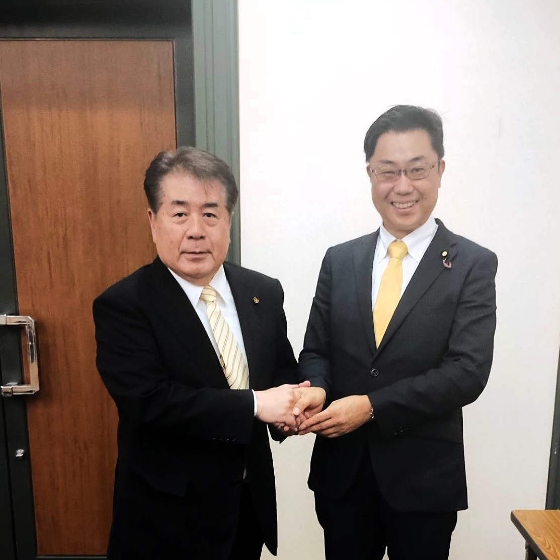 akinokozo's tweet photo. 昨日の公明党福岡県本部大会にて。
次期福津市議選にて、二期目に挑戦する #井手口忠信 と初挑戦する #一木紀子 が、元気一杯出陣しました。
福津市の皆様のお役に立ってまいります。
力を合わせて頑張ります‼頑張りましょう‼ https://t.co/7qAGsdVGCD