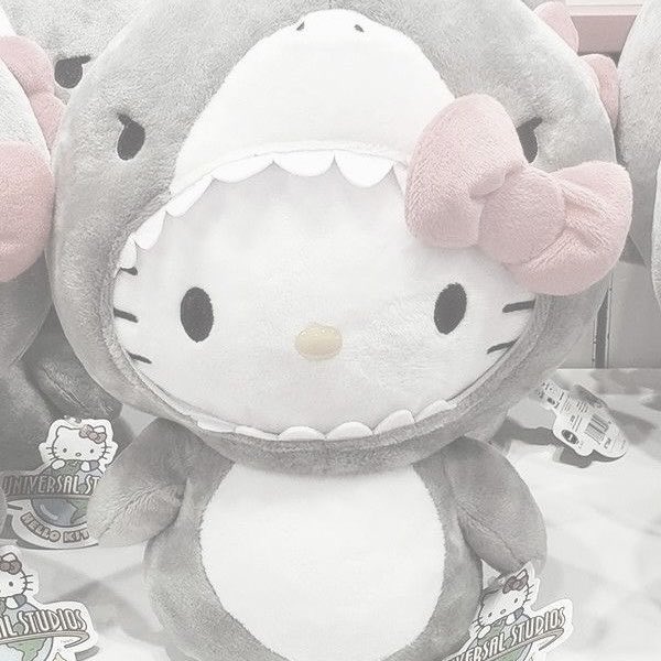 kiwixxss's tweet photo. Я начала любить всё, что связано с ангелами, hello kitty и серебряным цветом, ну или же блестками. Я скоро все маркетплейсы с этим скуплю https://t.co/ZRaRkTlIAO