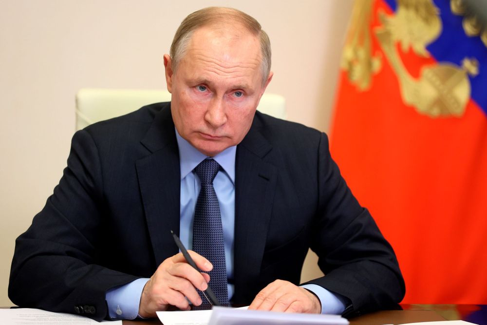 briceculturier's tweet photo. Poutine, cet "homme fort", tant estimé de nos "souverainistes" a perdu le Kazakhstan (échaudé par l'invasion de l'Ukraine), la Syrie de Bachar, la Hongrie (Orban) et maintenant la Serbie (Vucic). Il a provoqué en Ukraine une haine contre la Russie qui va durer plusieurs générations. Il est en train d'abandonner les richesses de  la Sibérie à la Chine. Ses troupes piétinent en Afrique. Toute l'Europe se réarme pour faire face à la menace russe. Son seul succès, c'est d'avoir contribué à installer un agent russe à la Maison blanche...
