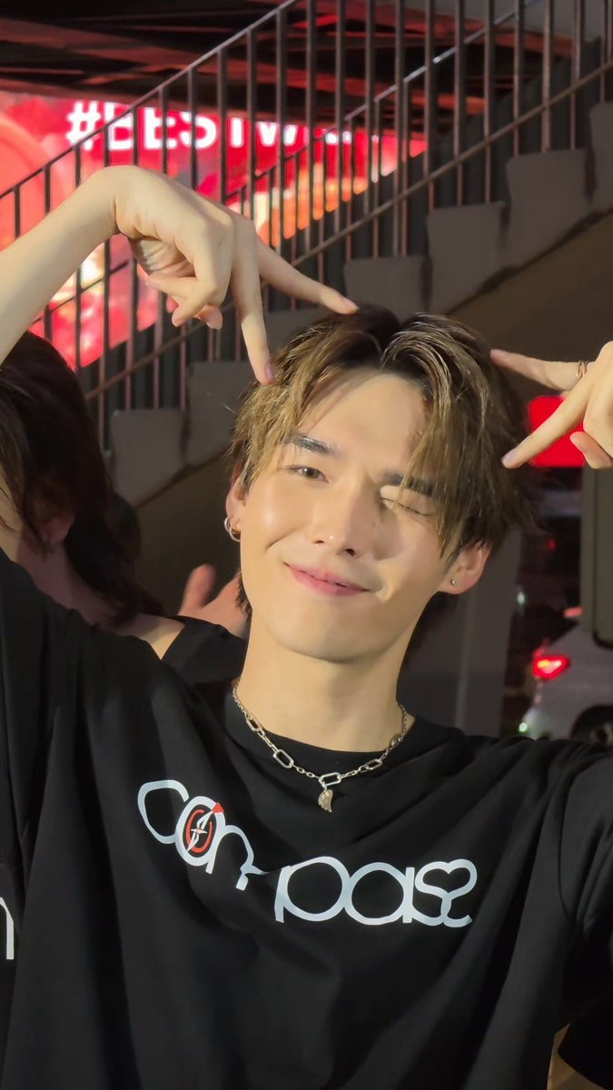 taerattasad's tweet photo. เหมี๊ยววิ้งงง 🌟
#hopuipun
#compass
#SiamDiscovery
#RiseUp_Th
#TpopBusking https://t.co/2BRp6oSfkr
