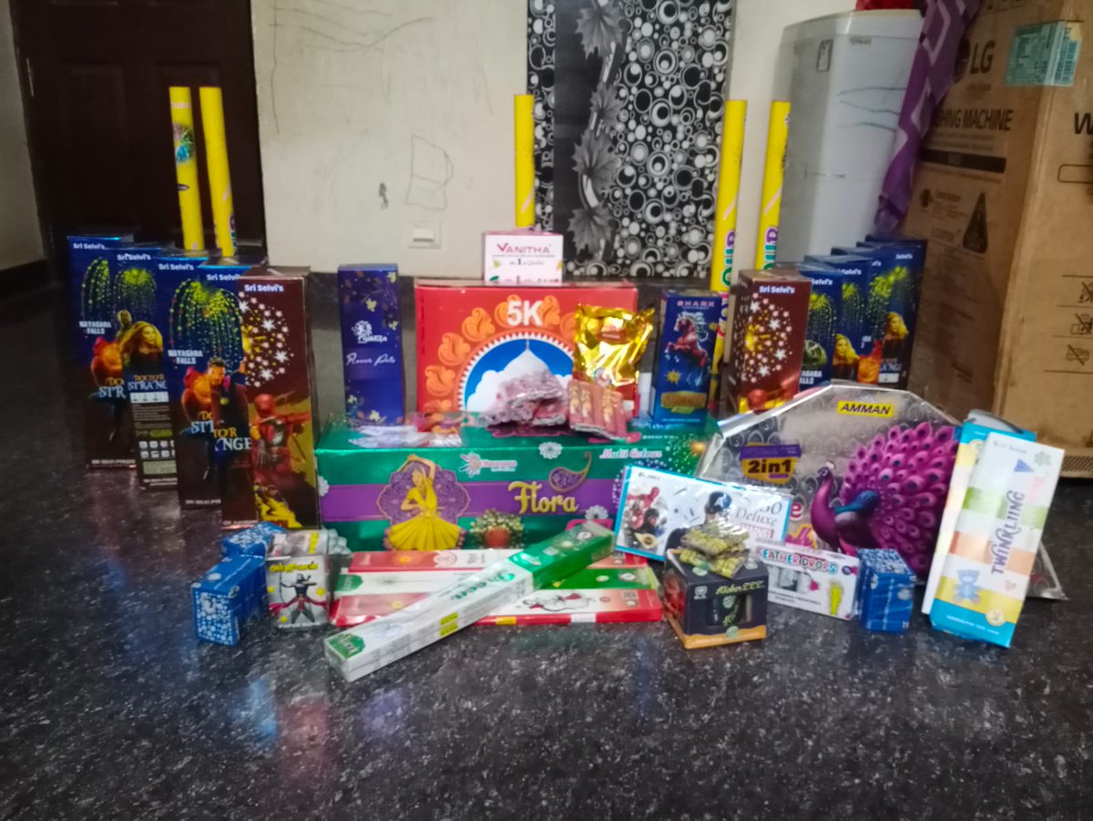 srini7489's tweet photo. yes அதேதான்.. இவரே 3000rs க்கு வெடி செலக்ட் பண்ணி போட்ருப்பாரு போல.. அதுக்கு பதில் customer யே வெடி செலக்ட் பண்ண சொல்லி அதுக்கு  price போட்டு confirm பண்ணிட்டு டெலிவரி பண்ணிருக்கலாம்.. நானெல்லாம் 4 வருசமா இதே method ல தான் சிவகாசி ல இருந்து வெடி ய இறக்கிட்ருக்கேன்.. இந்த வருஷம் 8000க்கு போட்டது இதுதான்..