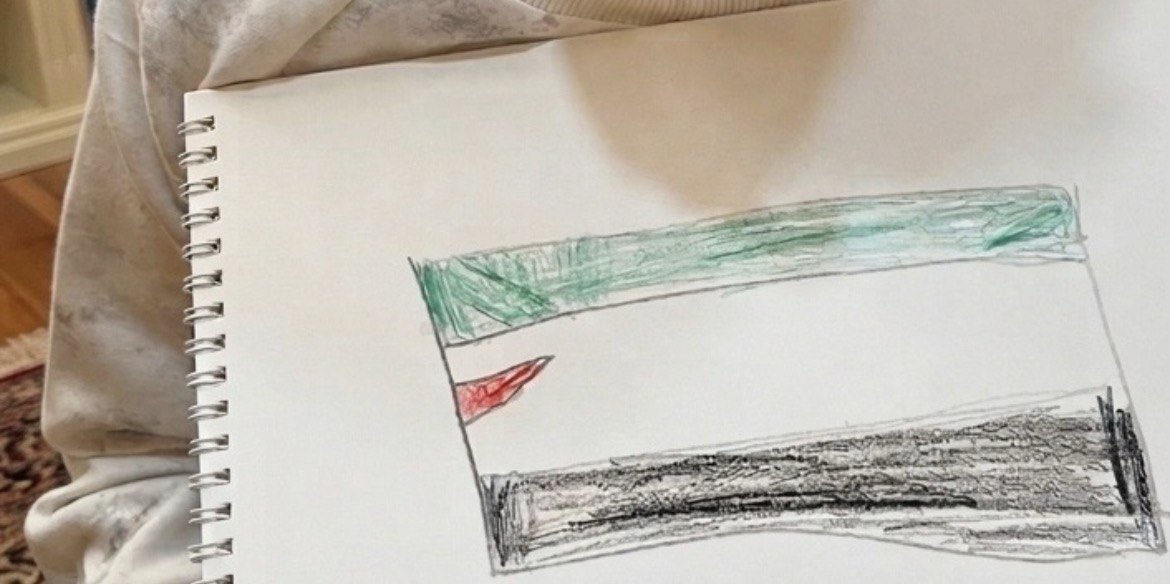 _8yiu's tweet photo. النيّة علم فلسطين 🇵🇸 

رُسِم بيد أخي ذي العشرة أعوام الذي يُنشِد منذ أن كان في بضع سنين من عمره "أنا دمّي فلسطيني" https://t.co/hYg8w4n5WH