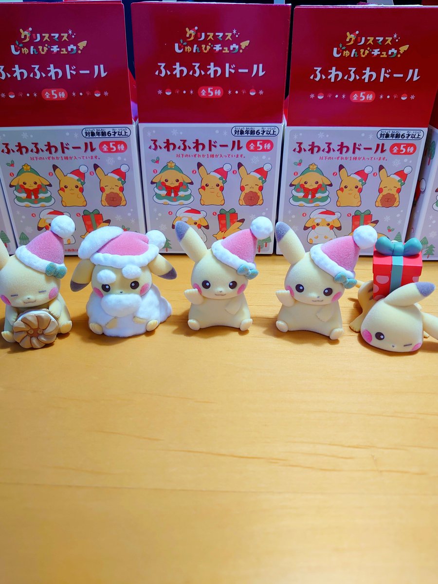 lEhzpnROoA28886's tweet photo. ちょっと衝撃だったのでX初投稿します・・・

ポケモンセンターオンラインで何とか買えたピカチュウのふわふわドール単品5個が届いたのですが。。
　
めっちゃ楽しみにしてたので
「わぁ、可愛い！」とか思って眺めてたら、
何かピカチュウの顔が・・・笑😭 https://t.co/Ab7MrwlHzw