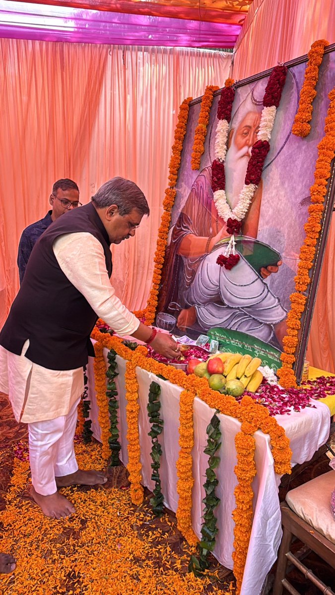 upadhyaysbjp's tweet photo. आज हौज खास विलेज स्थित वाल्मीकि मंदिर में महर्षि वाल्मीकि जयंती कार्यक्रम में सम्मिलित होकर आदिकवि महर्षि वाल्मीकि जी को श्रद्धापूर्वक नमन कर पुष्पांजलि अर्पित की।

महर्षि वाल्मीकि हम सभी के पथप्रदर्शक हैं। उन्होंने पूरे समाज को सामाजिक समरसता का संदेश दिया है। रामायण के माध्यम से उन्होंने समाज को सत्य, धर्म, समानता और मर्यादा का मार्ग दिखाया।

उनके आदर्श और विचार सदैव मानवता को सन्मार्ग पर चलने की प्रेरणा देते रहेंगे।

@BJP4Delhi 

#ValmikiJayanti #MalviyaNagarVidhansabha