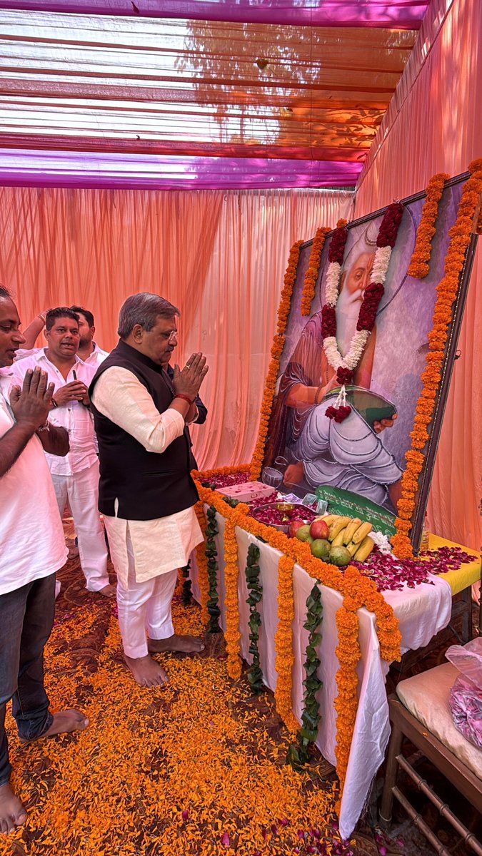 upadhyaysbjp's tweet photo. आज हौज खास विलेज स्थित वाल्मीकि मंदिर में महर्षि वाल्मीकि जयंती कार्यक्रम में सम्मिलित होकर आदिकवि महर्षि वाल्मीकि जी को श्रद्धापूर्वक नमन कर पुष्पांजलि अर्पित की।

महर्षि वाल्मीकि हम सभी के पथप्रदर्शक हैं। उन्होंने पूरे समाज को सामाजिक समरसता का संदेश दिया है। रामायण के माध्यम से उन्होंने समाज को सत्य, धर्म, समानता और मर्यादा का मार्ग दिखाया।

उनके आदर्श और विचार सदैव मानवता को सन्मार्ग पर चलने की प्रेरणा देते रहेंगे।

@BJP4Delhi 

#ValmikiJayanti #MalviyaNagarVidhansabha