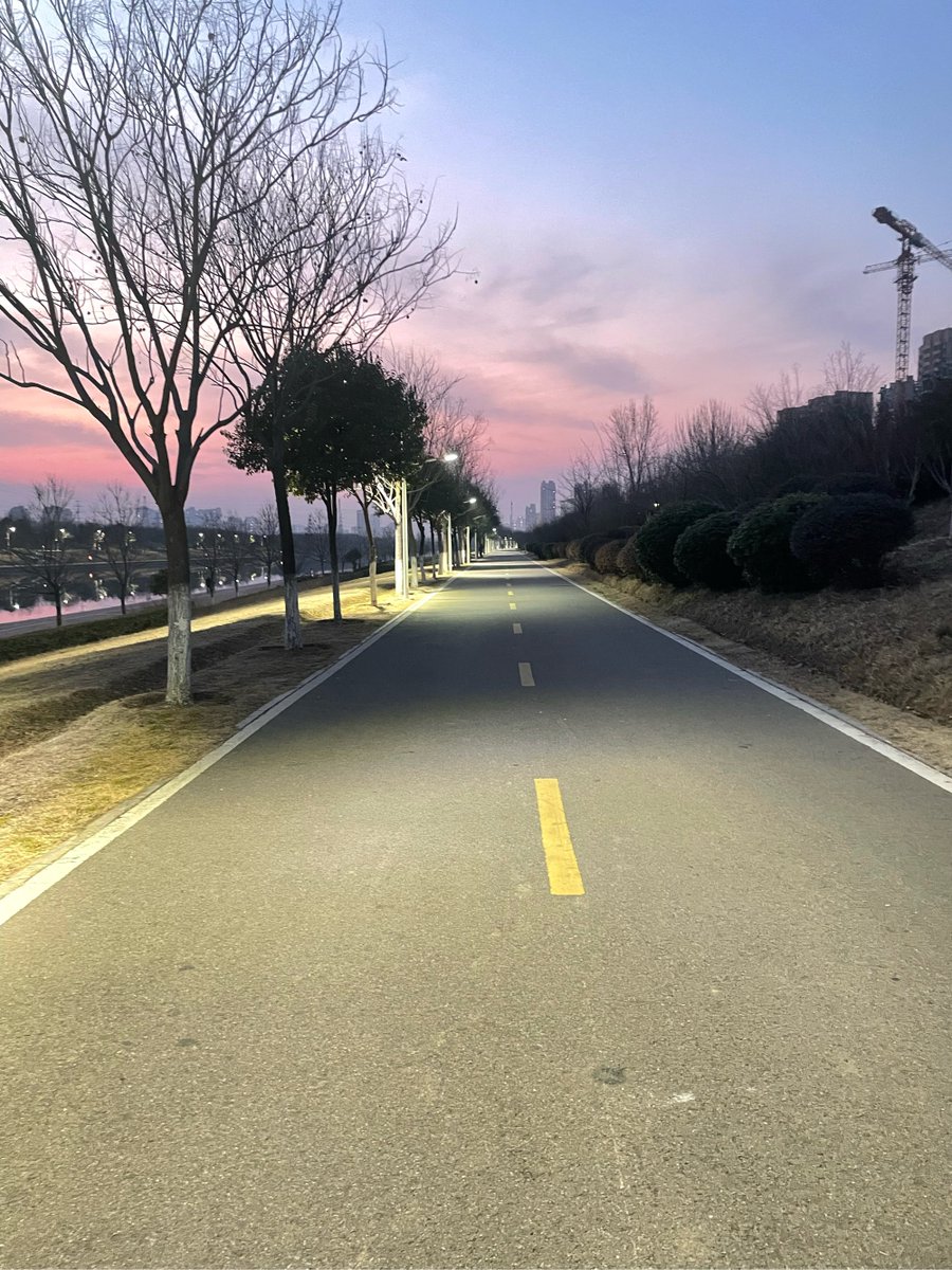 brabbit51257933's tweet photo. [夜の帳が下りると、街は不灯階段に佇む咳の音だけが響く]， https://t.co/KLjGch9NNx