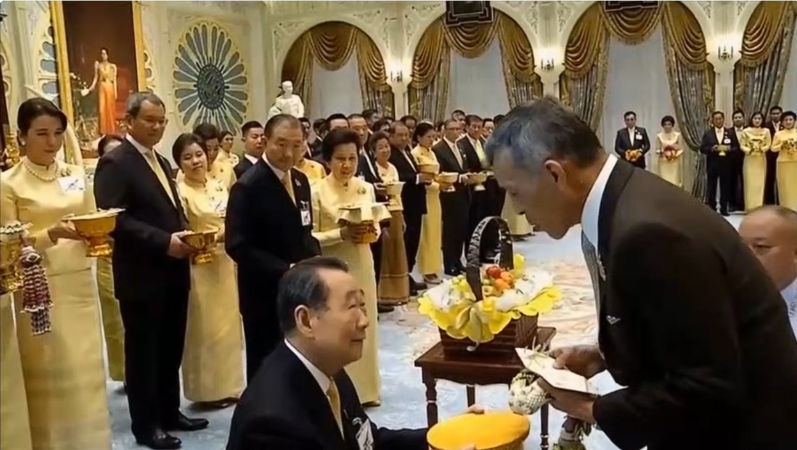 Somsak_Jeam's tweet photo. นี่ครับ เขาต้องให้กันอย่างนี้ ไม่มีปิดบังเลย "เพื่อใช้สอยตามพระราชอัธยาศัย" ซีพี (เธียรวนนท์) ไทยเบฟ (สิริวัฒนภักดี) คิงพาวเวอร์ (ศรีวัฒนประภา) เบียร์สิงห์ (ภิรมย์ภักดี) ฯลฯ ให้ทั้งวชิราลงกรณ์และสุทิดา ให้ครั้งละ 50-100 ล้านบาทต่อคน
1/2 https://t.co/zWkRLHs63t