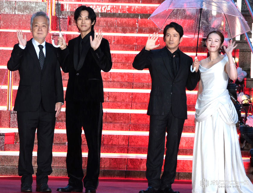 oricon's tweet photo. 【東京国際映画祭】レッドカーペット
岡田准一、松坂桃李＆清野菜名とトリ飾る
https://t.co/dKfUcV7VFW

#東京国際映画祭 https://t.co/O6b7Y6H75q
