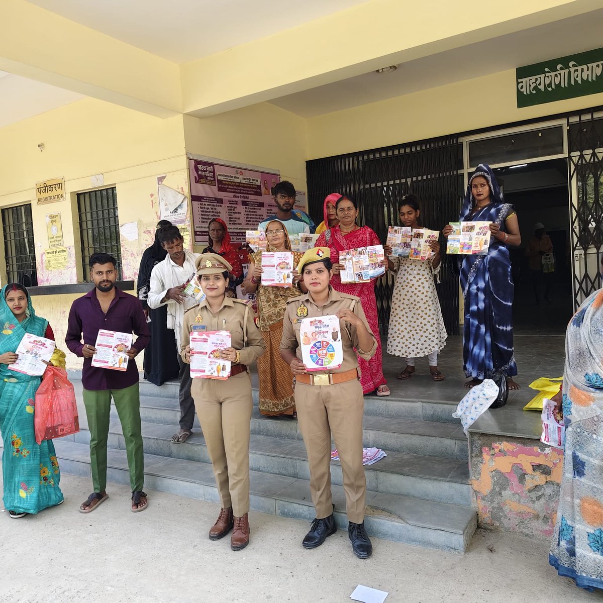 DCP_South's tweet photo. #MissionShakti फेज़-6.0 के अंतर्गत @IPSMdMustaque के निर्देशन में थाना नगराम मिशन शक्ति टीम द्वारा सामुदायिक स्वास्थ्य केंद्र नगराम में मिशन शक्ति के अंतर्गत महिला सुरक्षा, हेल्पलाइन नंबरों एवं साइबर अपराध से बचाव के प्रति जागरूक कर पंपलेट वितरित किए गए।
@lkopolice @Uppolice https://t.co/mDNOGqI79S