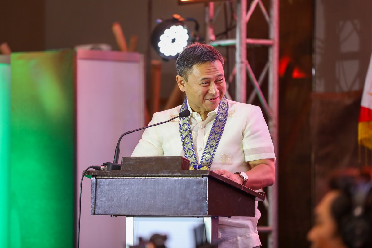 DepEd_PH's tweet photo. TINGNAN: Dumalo at nagbigay ng mensahe si Education Secretary Sonny Angara ngayong araw sa ginanap na Philippine Conference on Children and Media (PCCM) 2026, sa pangunguna ng National Council for Children's Television (NCCT).

Sa kanyang mensahe, binigyang-diin ni Secretary Angara ang kahalagahan ng media at information literacy sa mga paaralan at ang papel ng teknolohiya sa paghubog ng edukasyon.

Kasama rin sa nasabing conference sina NCCT Chairperson Dr. Luis P. Gatmaitan, Philippine Association for Communication Educators (PACE) President Reginald H. Gonzales, media industry partners, child rights advocates, development partners, at iba pang opisyal ng NCCT at PACE.

#DepEdPhilippines #BagongPilipinas