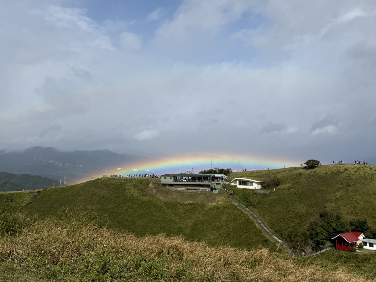 Fujiko0620's tweet photo. 大室山行ったんだけど晴れてたのにちょいちょい雨がぱらついて見事にでけぇ虹が見れたので雨女大勝利ですた。
登っていくと虹が\ｺﾝﾆﾁﾜ/してきて神。 https://t.co/KagVptjiUX