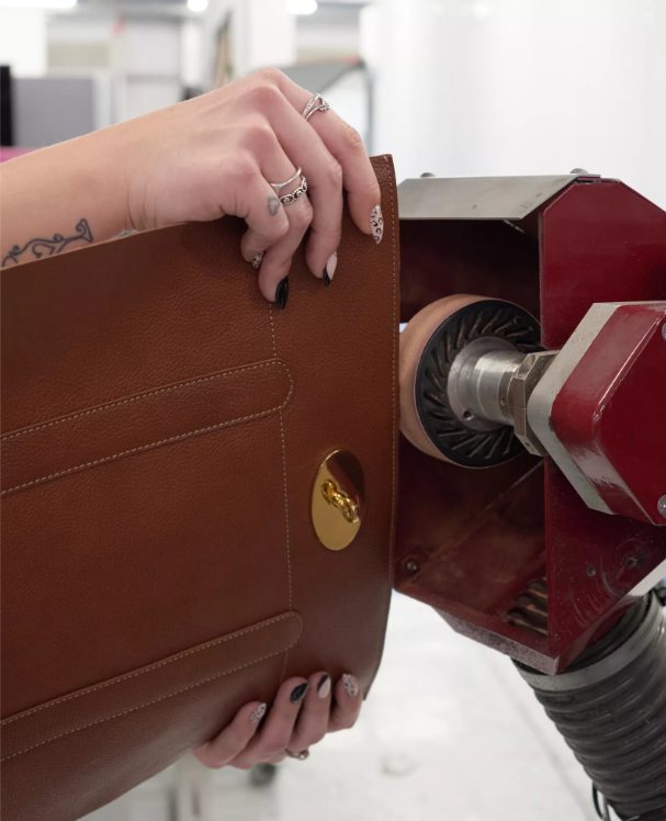 ZundCutter's tweet photo. How @MulberryEngland uses Zünd Technology to drive innovation and production!

Behind every new collection lies the challenge of bringing innovative designs to market quickly. 
Read the full story here 👉 https://t.co/8aTeL1moGq

#leathergoods #digitalcutting #zundcutter https://t.co/BuCY8q5l8v