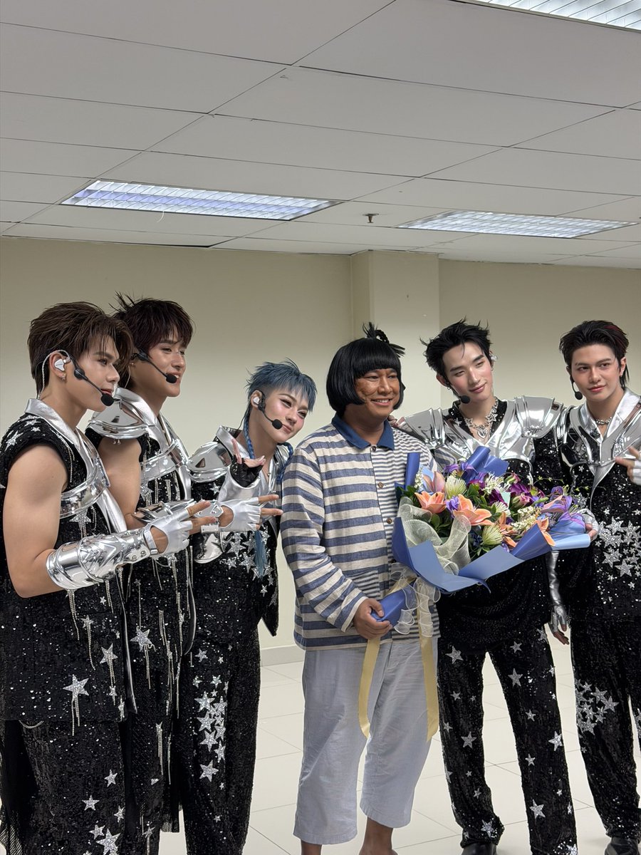 LYKNofficial's tweet photo. ป๊าผมน่าร๊ากมั้ย! อีกคนสำคัญที่เต็มที่ไปกับพวกเรา ‘พี่โจ๊ก iScream’ 🫶🏻💙

ฝากเพลง ครั้งแรกพอทน (Not Again) ของพวกเราด้วยนะค้าบ~ 

YOUTUBE : LYKN
🧷https://t.co/UJ202DoGlk

#LYKNReflexionConcert 
#LYKN https://t.co/8TWkkcoWRv