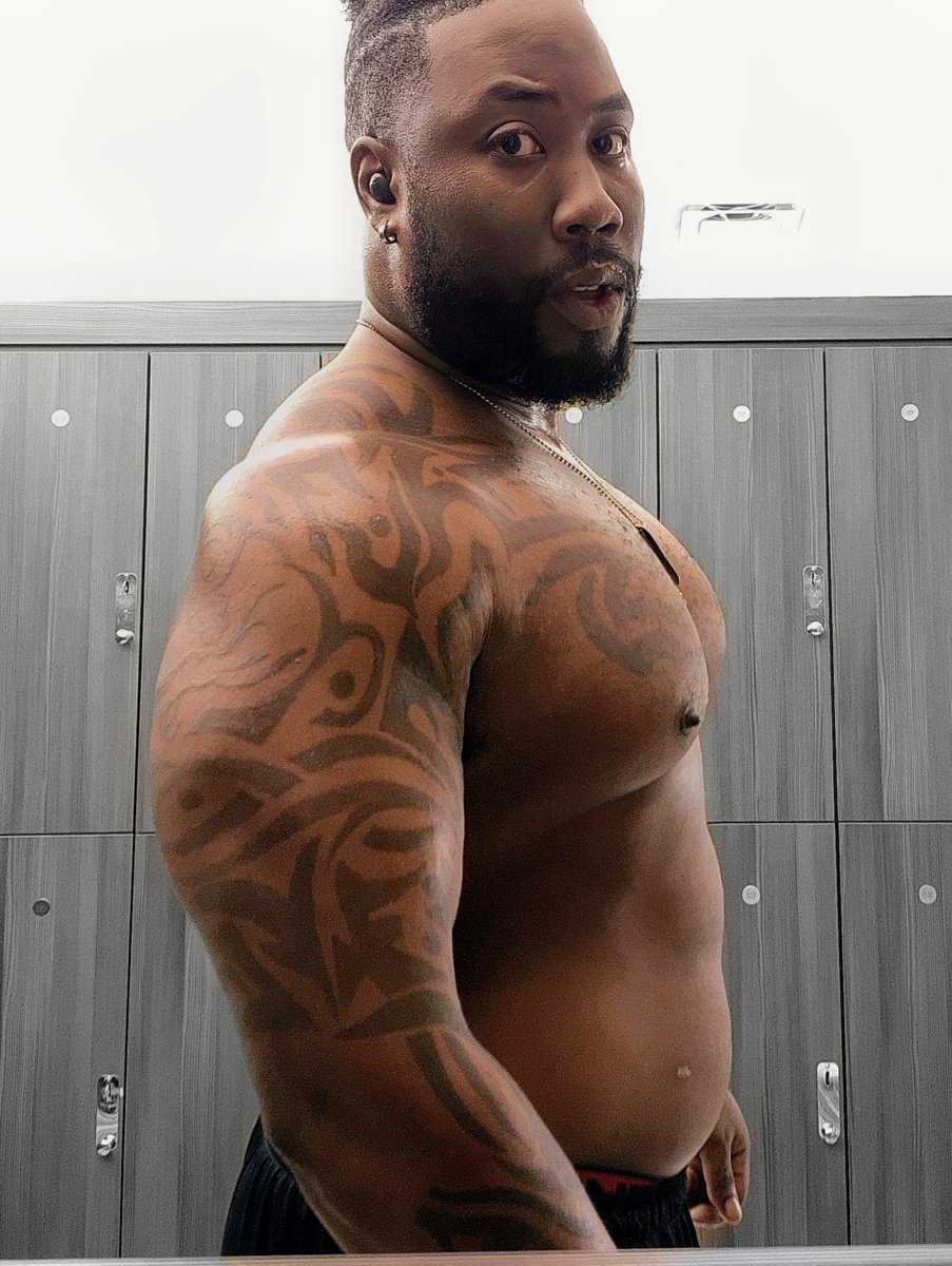 ZoScar92's tweet photo. This is what standing 6'5" and weighing 360 lbs. looks like. 💪📈 #height #weight #physique https://t.co/PNvwcXwx7m