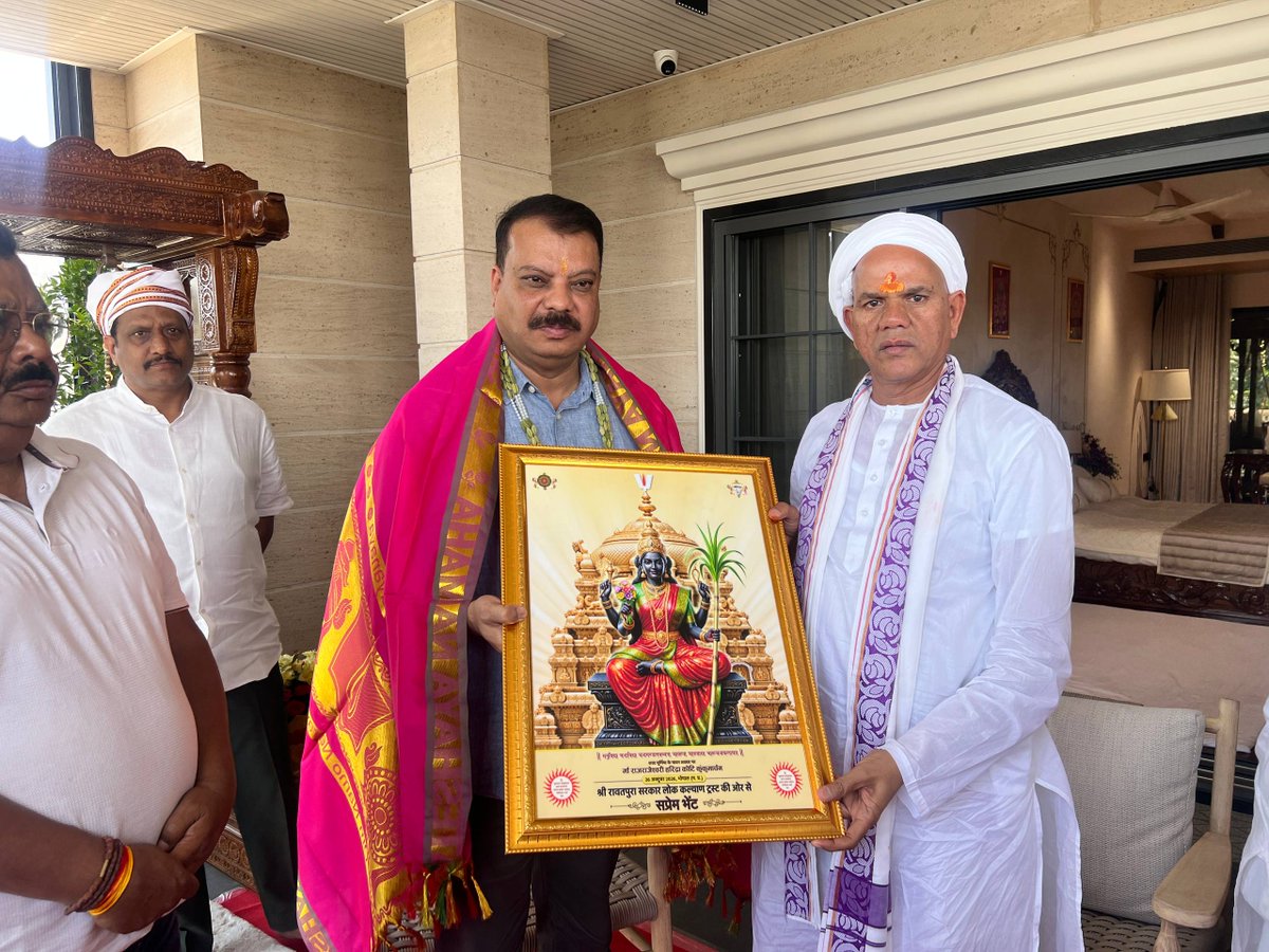 UmangSinghar's tweet photo. आज भोपाल में परमपूज्य श्री रावतपुरा सरकार जी से भेंट कर उनका आशीर्वाद प्राप्त किया।

माँ ललिता देवी की कृपा से देश एवं मध्यप्रदेश की सुख-शांति, समृद्धि और जनकल्याण के लिए उनके द्वारा किया जा रहा अनुष्ठान सिद्ध हो, यही कामना है। https://t.co/pSOI5ldbMX