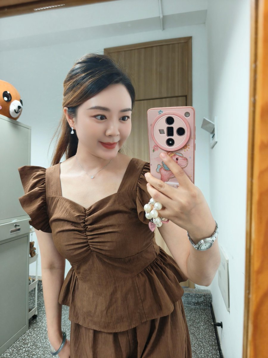 SimranBharjr9i's tweet photo. 30+小少妇，抛开年龄不讲的话，我这样的是不是你的理想型呢？？？ https://t.co/jlZORcX35a