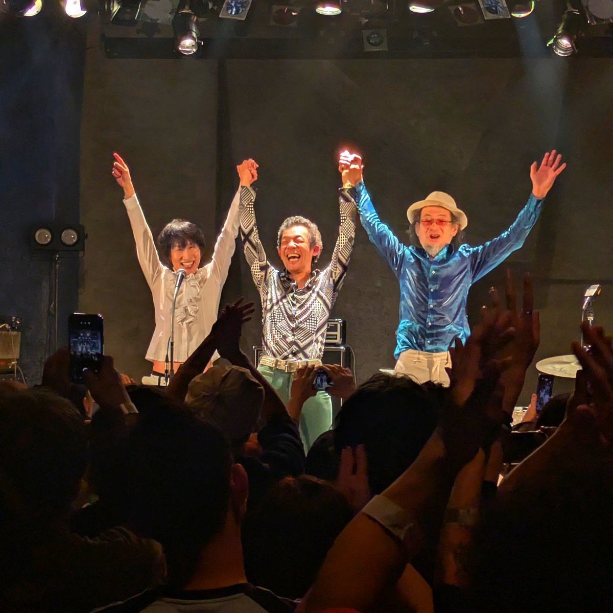 LoudPartyy's tweet photo. 仕事してない弊害でしょう。
人混みにやられてしまいましたが、私は元気です。
素晴らしいイベントで楽しかったのは間違いない🙌
デキシード・ザ・エモンズ、弦が切れて、��ラムをガムテで補強して、みちのくひとり旅熱唱で、そして新しいスティックボーイで、格好良いって格好良い🕺 https://t.co/b4va1qlP9f